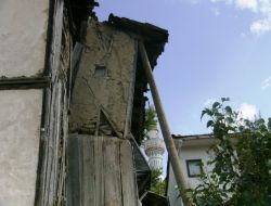 200 Yıllık Tarihi Ev, Telefon Direğiyle Güçlendirildi