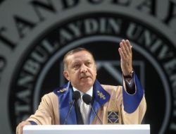 BAŞBAKAN'DAN ÜNİVERSİTELİLERE..