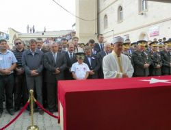 Şehidin İkiz Çocukları Babalarını Asker Selamıyla Uğurladı