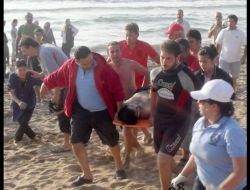 Dalgalı Denizde Yüzmeye Çalışırken..