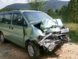 Kamyon İle Minibüs Çarpıştı: 1 Ölü