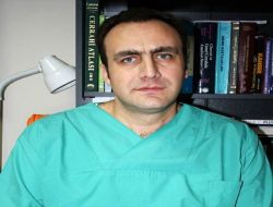 Kusma Şikayetleriyle Hastaneye Giden Hastanın Midesinden Arı Çıktı!!