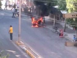 Trafik Polisinin Ceza Yazmasına Sinirlenen Sürücü, Motosikletini Yaktı