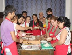 İşitme Engelliler İşaret Diliyle Aşçılık Öğreniyor