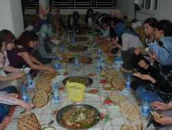 Üniversite Öğrencileri, Doğu İle Batı Arasında Köprü Kuruyor