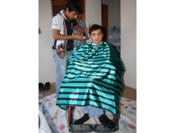 Yatağa Bağımlı Engellilerin Tıraşlarını Gönüllü Berberler Yapıyor