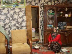 Süt Ve Peynirle Evinde Yılan Nöbeti Tutuyor