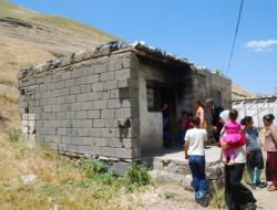 Kaleden Kopan Kayalar Halkı Tedirgin Ediyor