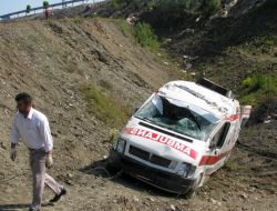 Ambulans Kaza Yaptı: 2 Ölü, 7 Yaralı