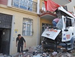 Beton Dökme Aracı Apartmana Girdi