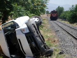 Elazığ’da Hemzemin Geçitten Geçmeye Çalışan Minibüse Lokomotif Çarptı