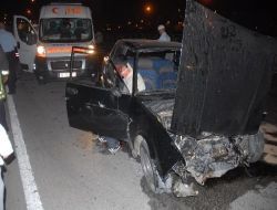 Bariyerlere Çarpan Otomobildeki 2 Genç Yaralandı