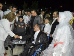 Vali Eşi Gülsüm Çolak’tan Düğün Hediyesi