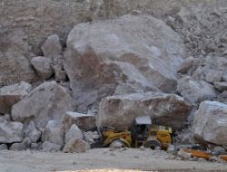 Dev Kaya Parçaları Altında Kalan Kepçe Operatörü Öldü