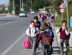 Okul Yolunda Kaldırım Olmayınca, Öğrenciler Ölüm Korkusuyla Okula Gidip Geliyor