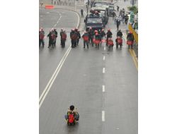 MALEZYA'DA 1400 KİŞİ TUTUKLANDI!