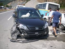 Ehliyetsiz Sürücü Ters Yöne Girdi, 3 Kişi Yaralandı