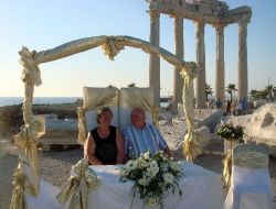 Apollon Tapınağı Önünde Kurulan Takı Gören Yaşlı Turistler Nikah Tazeledi