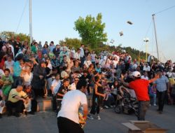 Konserde Dağıtılan Cipsler Kısa Süreli İzdihama Neden Oldu