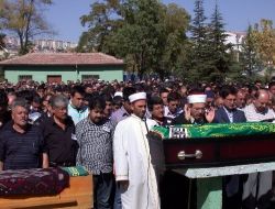 Trafik Kazası Kurbanı Samet'i Sınıf Arkadaşları Son Yolculuğuna Uğurladı