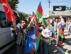 Atatürk Stadı Önünde Vatandaşlara Azerbaycan Bayrakları Dağıtıldı