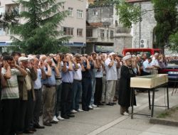 Emekli Öğretmen Gözyaşları Arasında Toprağa Verildi