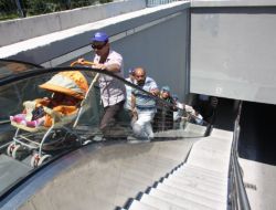 Sincan'da Altgeçide Özürlüler İçin Yürüyen Merdiven Yapıldı