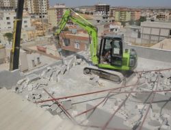 Üç Katlı Binanın Tepesine Kırıcı Çıkartıp Evi Yıktırdı