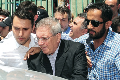 Bir avukat bir de dost