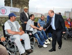 Vali Öztürk, Engellilere Akülü Araç Dağıttı