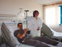 Evlilik Yıl Dönümünde Eşine Böbreğinin Birini Verdi