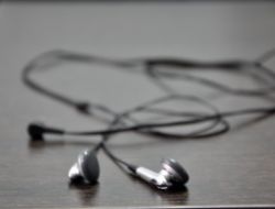 Kulaklıkla Uzun Süreli Müzik Dinlemek Kulak Hücrelerini Öldürüyor