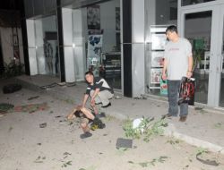 4 Metreden Minibüsün Üzerine Düşen Otomobil İkiye Bölündü: 1 Kişi Öldü