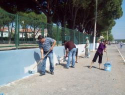 Öğretmenler 40 Derece Sıcakta Okulun Duvarlarını Boyadı