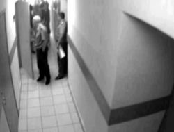 Sarhoş Polis Amiri Emniyet Koridorunu Tuvalet Sanırsa