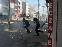 Terör Örgütü Yandaşları Polise Havai Fişek Ve Molotof Kokteyli İle Saldırdı