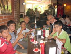 Vali Güvençer, Yemek Ismarladığı Çocuklardan Boyacılık Yapmamalarını İstedi