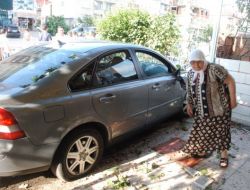 Demir Parmaklıkları Yıkan Otomobil, Evin Bahçesine Girdi