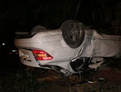 Virajı Alamayan Lüks Otomobil Ağaca Çarparak Takla Attı