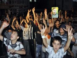 Korsan Göstericiler Okul Taşlayıp, Otobüs Durağını Yaktı!