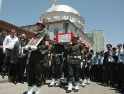 Şehit Annesi, Asker Kıyafeti Giyen Kızlarını Gösterdi: 3 Askerim Daha Var