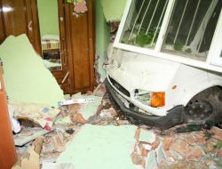 Kontrolden Çıkan Kamyonet Yatak Odasına Girdi