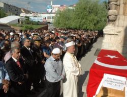 Görev Başındayken Kalp Krizi Geçiren Polis, Memleketinde Toprağa Verildi