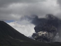 ENDONEZYA’DA YANARDAĞ PATLAMASI