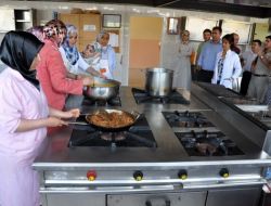Kimsesizleri Doyurmak İçin Aşçılığı Öğreniyorlar