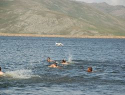 Deniz Bisikleti Devrilmesi Sonucu Gölete Düşen İki Çocuk Kayboldu