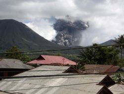 Lokon Yanardağı Yine Püskürdü