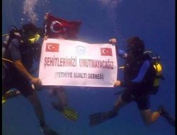 Şehitler İçin Su Altında Saygı Duruşu