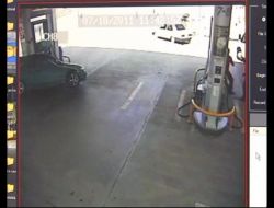 Otomobil Benzin İstasyonuna Daldı: 1 Yaralı