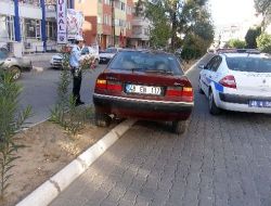 Yolun Ortasına Park Edilen Arabanın Sahibi Fahri Trafik Müfettişi Çıktı